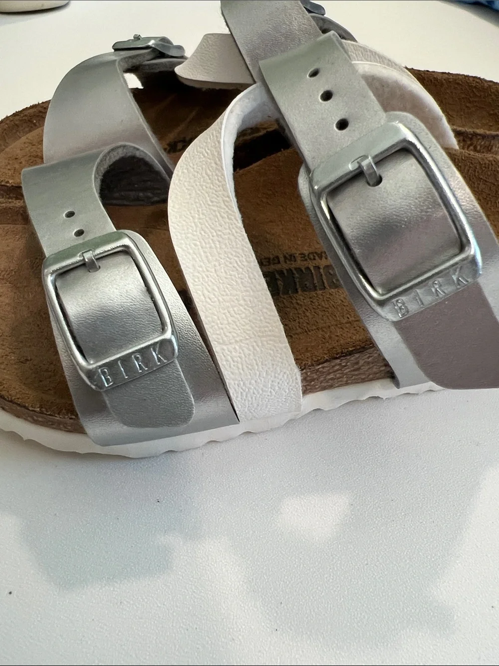 Birkenstock - 26, 8/8.5 Kids‎ Silver and White Double Strap Sandals
